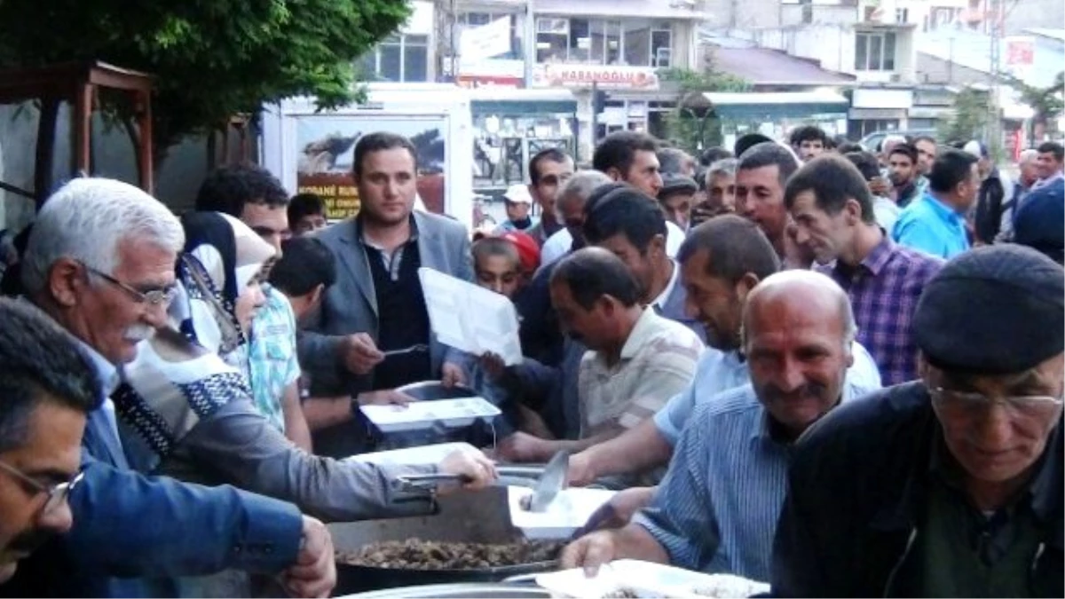 Erciş Belediye Eş Başkanları Vatandaşlarla İftar Açtı