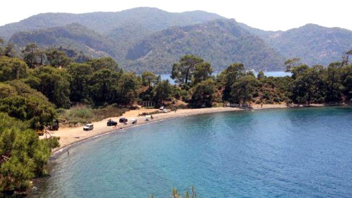 Fethiye\'de Çöp Yığınları Dolan Koy, İş Makinesiyle Temizlendi