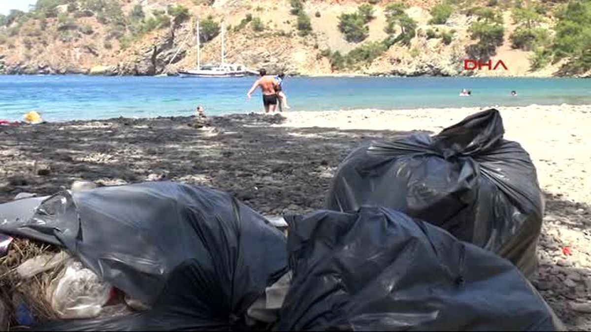 Fethiye\'de Çöp Yığınları Oluşan Koy İş Makinesiyle Temizlendi