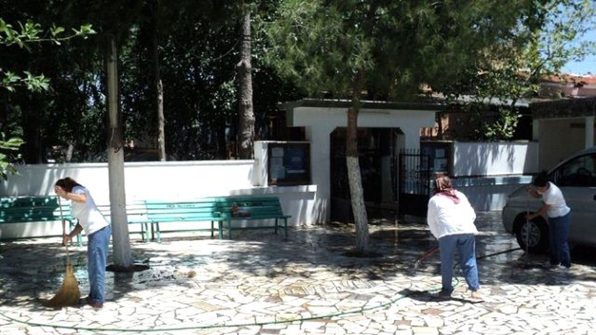 Foça\'da İbadethanelerde Ramazan Temizliği