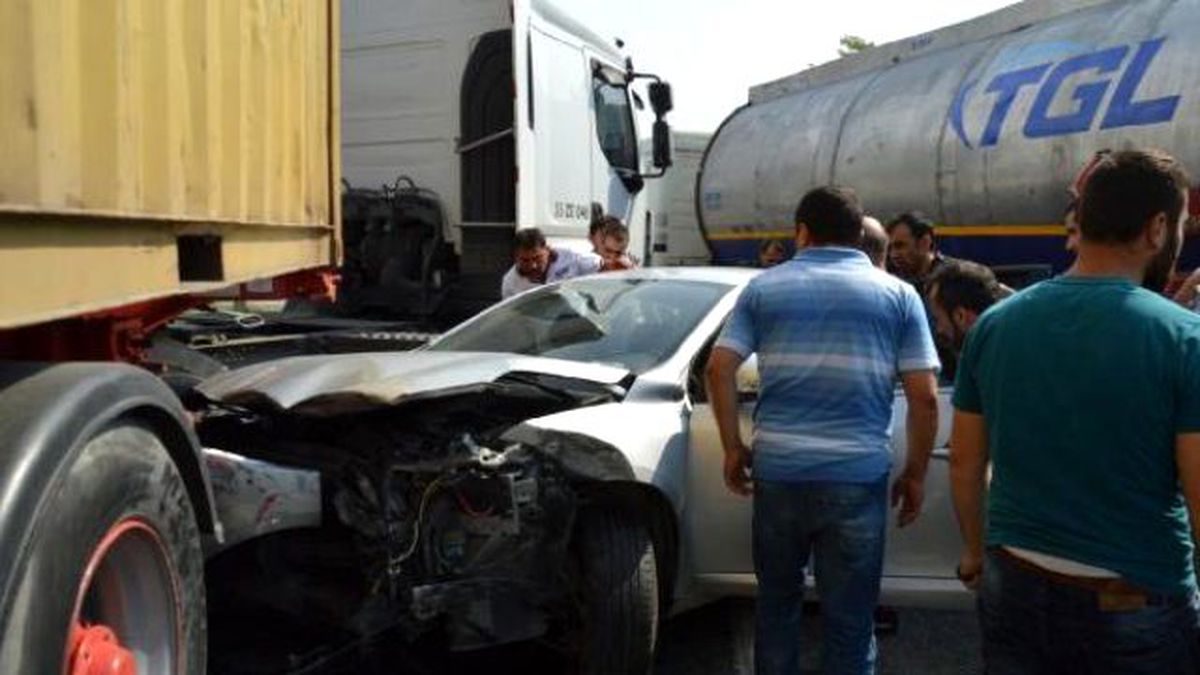 Freni Boşalan Tır Kavşağa Daldı, 4 Kişilik Aile Ölümden Döndü