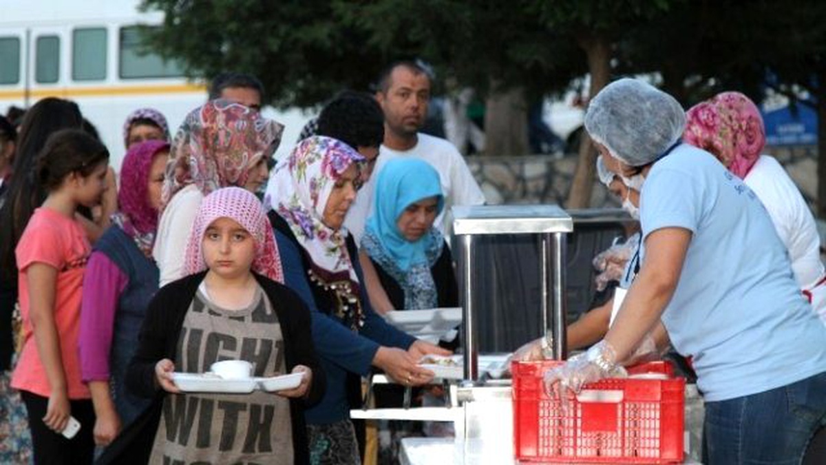 Gaziemir\'de Onlarca Vatandaş Hep Birlikte Orucunu Açtı