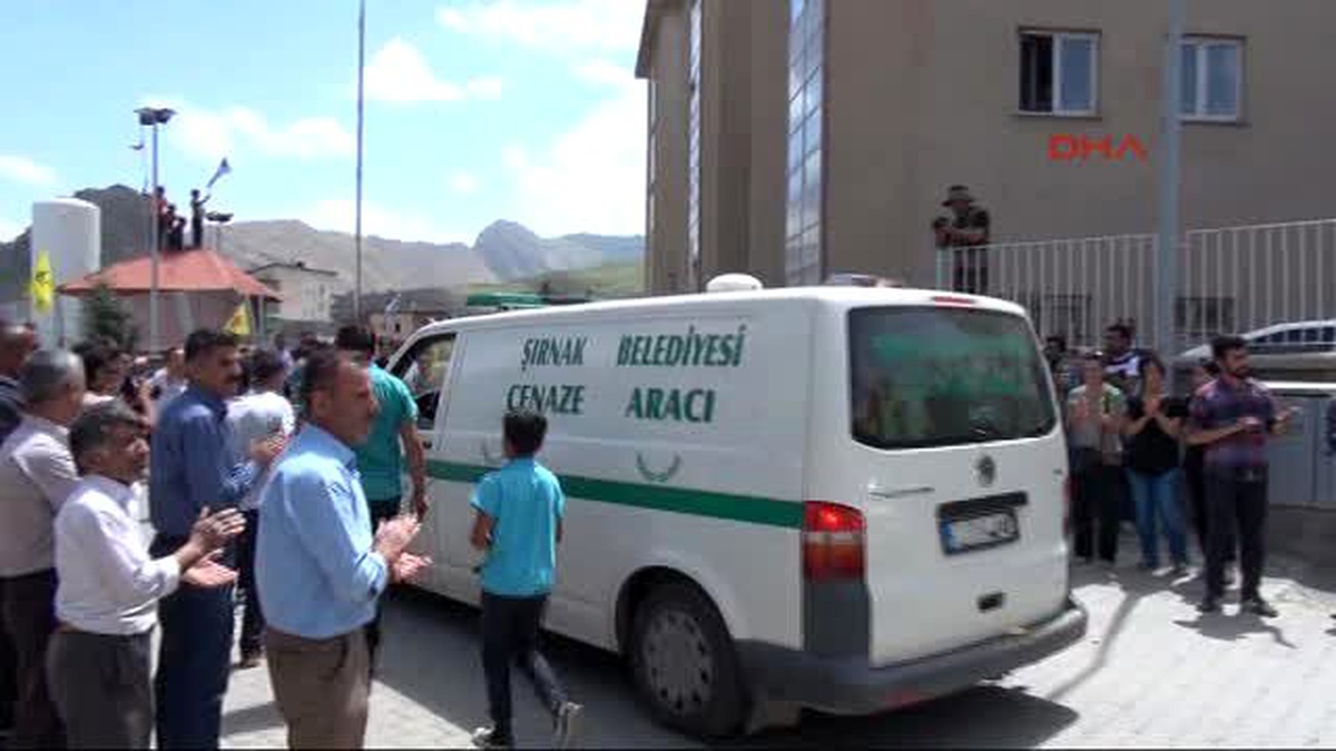 Hakkari Suriye\'de Işid\'le Çatışırken Ölen 2 Ypg\'li Hakkari\'de Toprağa Verildi