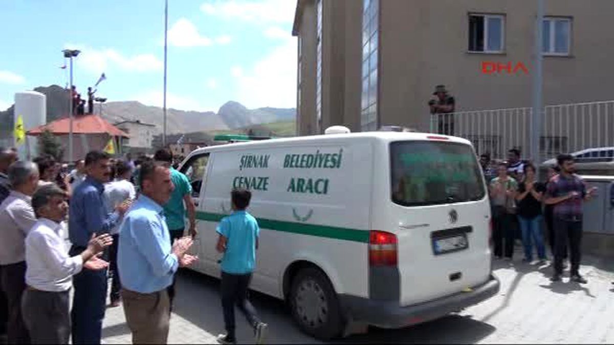 IŞİD\'le Çatışırken Ölen 2 YPG\'li Hakkari\'de Toprağa Verildi