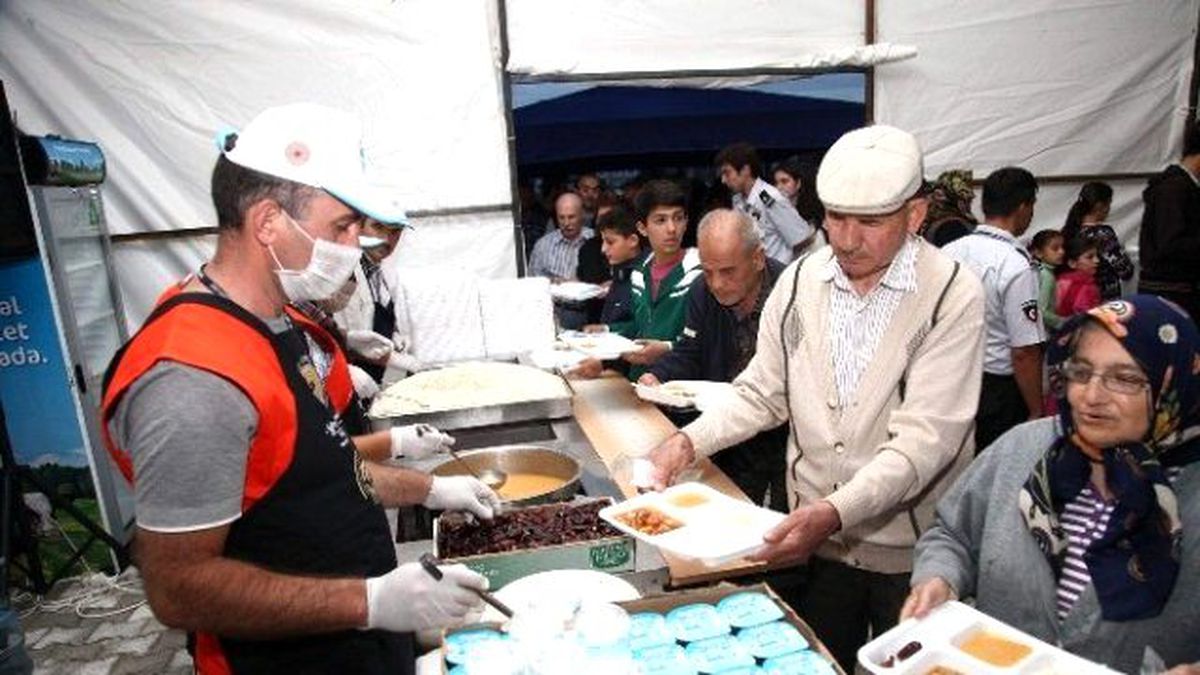 Her Gün Binlerce Kişiye Sıcak Yemek