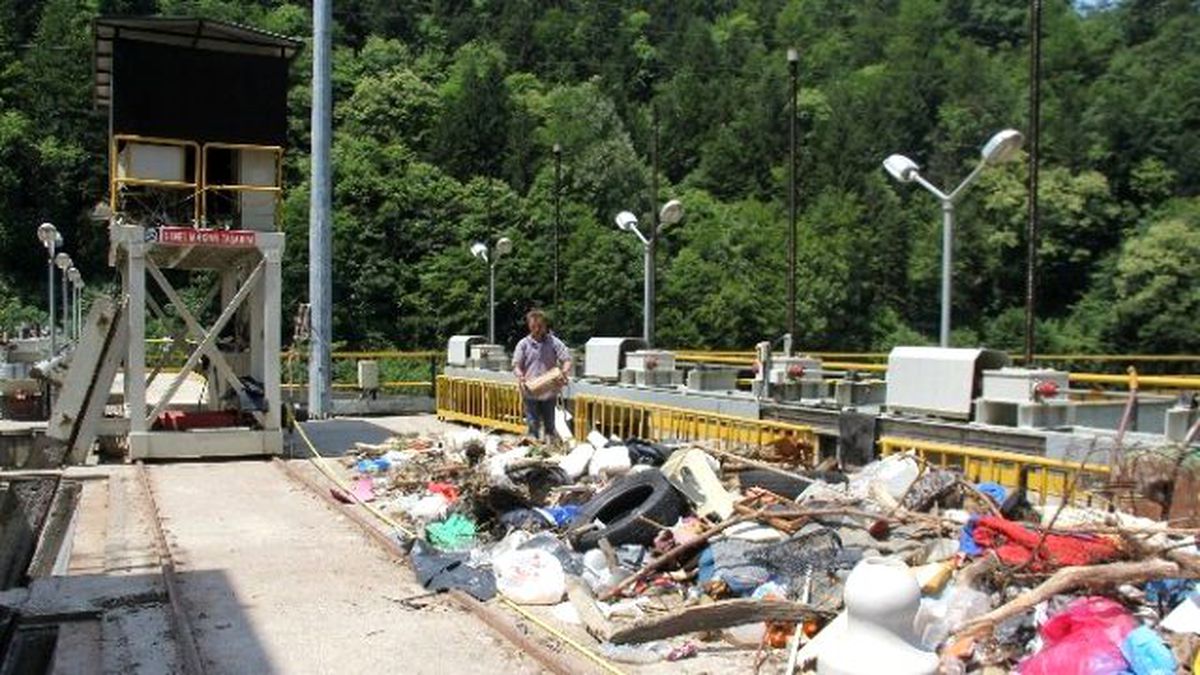 Hes\'ler Elektrik Üretirken Bir Yandan da Dereleri Temizliyor