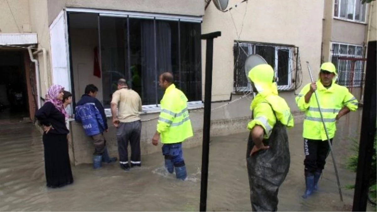 İnegöl\'de Rögarlar Tıkandı, Evleri Su Bastı