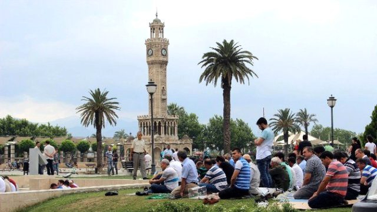 İzmir\'de Demirel İçin Gıyabi Cenaze Namazı