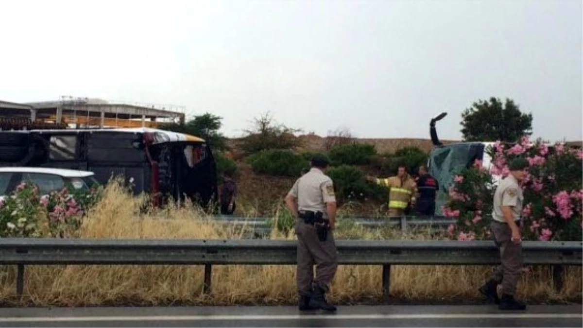 İzmir\'de Otobüs Kazası: 46 Yaralı
