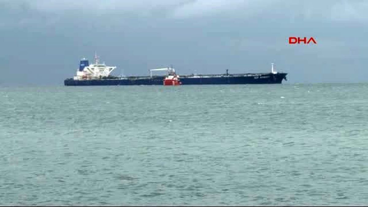 Karaya Oturan Petrol Tankeri Ahırkapı Açıklarında Kurtulmaya Çalışıyor