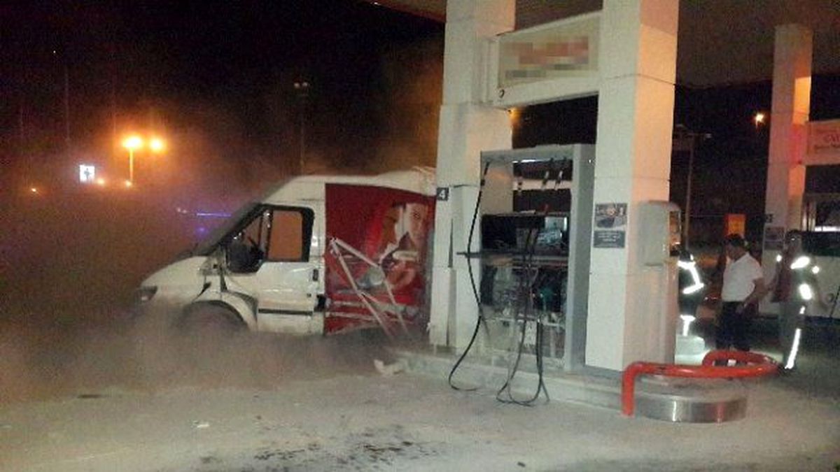 Kaza Yapan Minibüs Petrol İstasyonuna Daldı