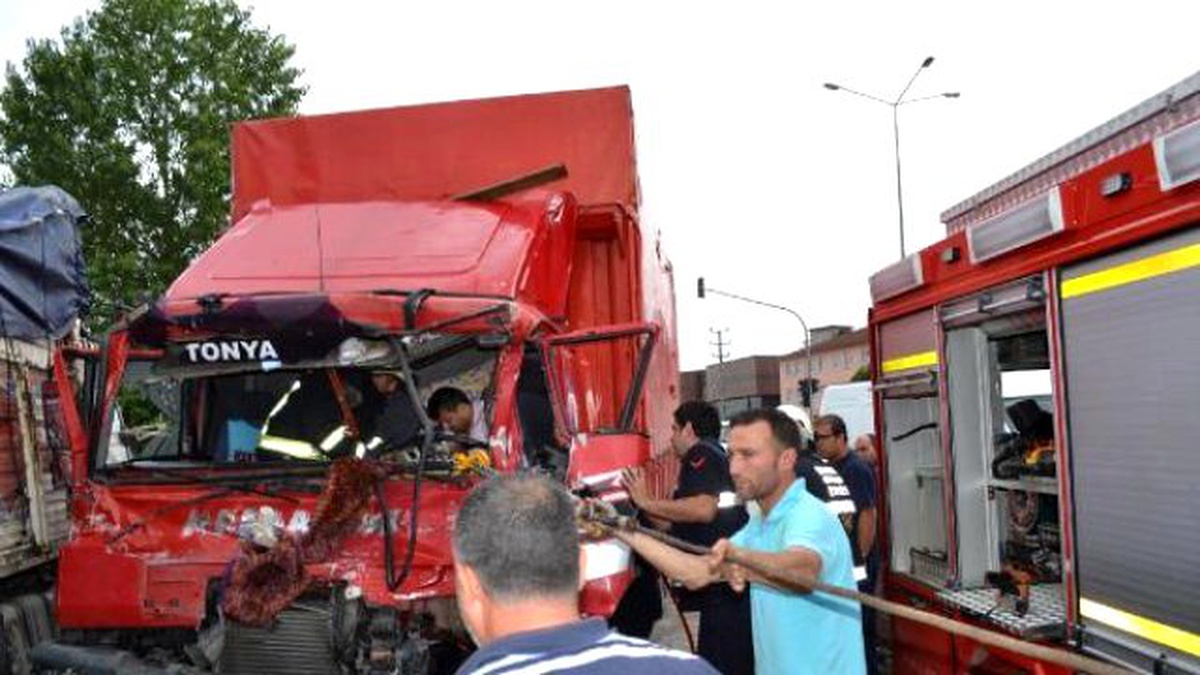 Kazada Sıkışan Kamyon Sürücüsünü İtfaiye Kurtardı