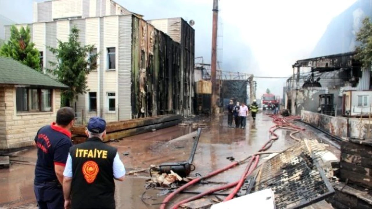 Kocaeli\'deki Fabrika Yangını Kontrol Altına Alındı