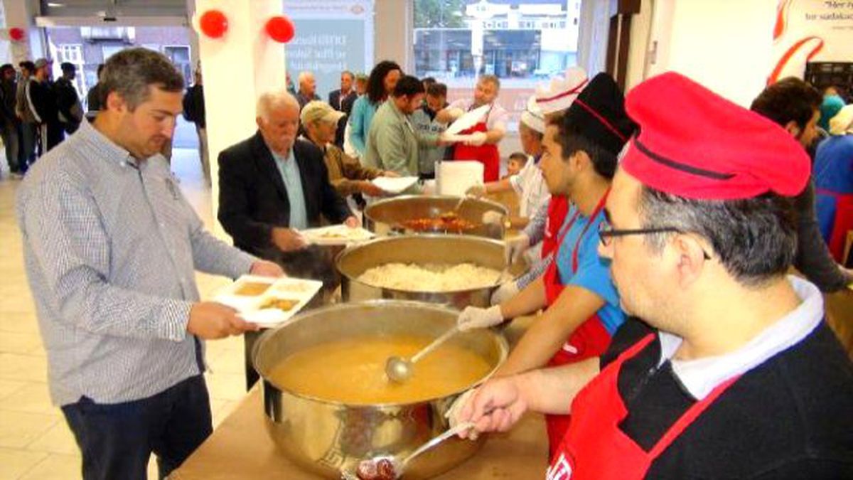 Köln\'de Ditib Her Gün 800 Kişiye İftar Yemeği Veriyor
