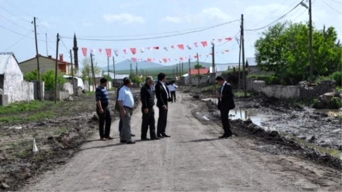 Köy Yollarında Kumlama ve Yol Genişletme Çalışmaları