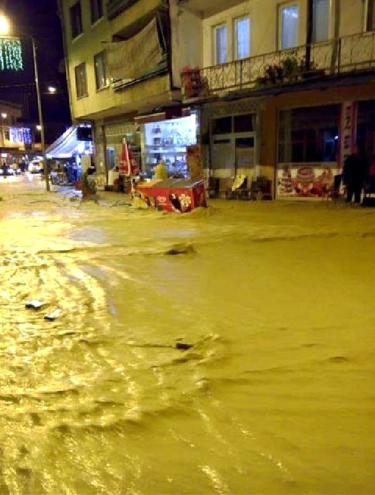 Kumluca\'da Sağanak Yağış Sele Neden Oldu