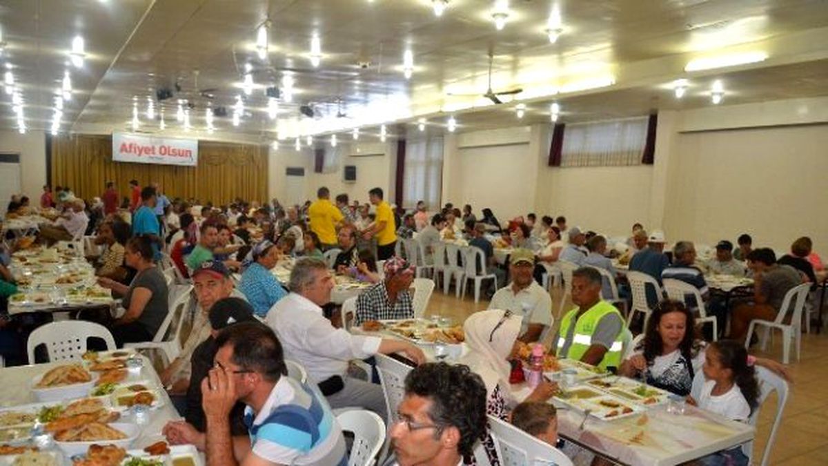 Kuşadası\'nda Ramazan Boyunca Hayırseverlerden İftar Yemeği