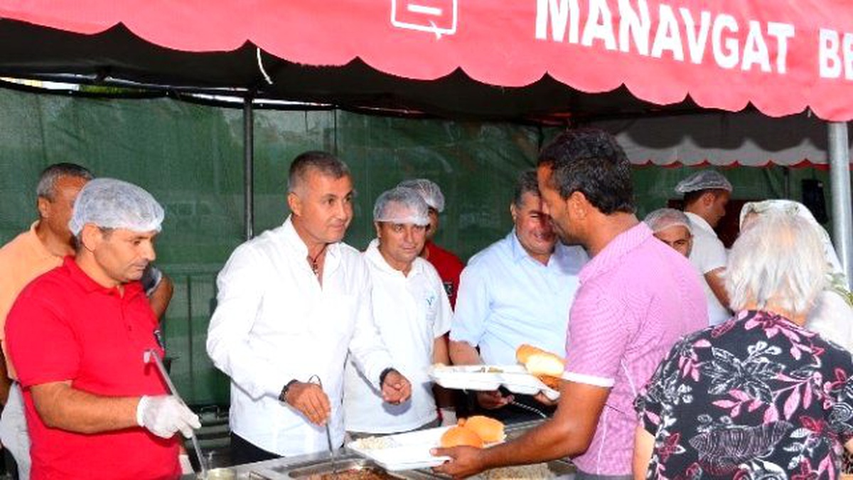 Manavgat\'ta İftar Çadırına Vatandaşlar Yoğun İlgi Gösterdi