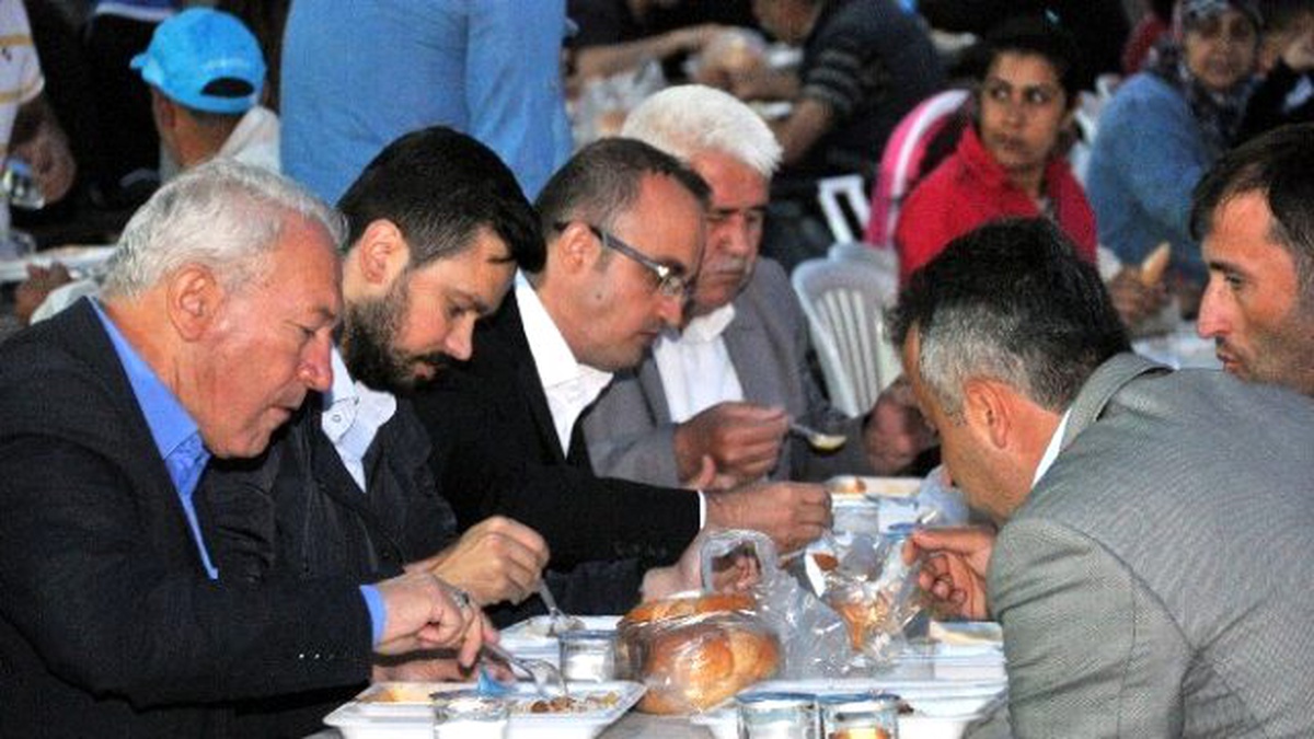 AK Parti Çanakkale Milletvekili Turan, İftarını Vatandaşlarla Yaptı
