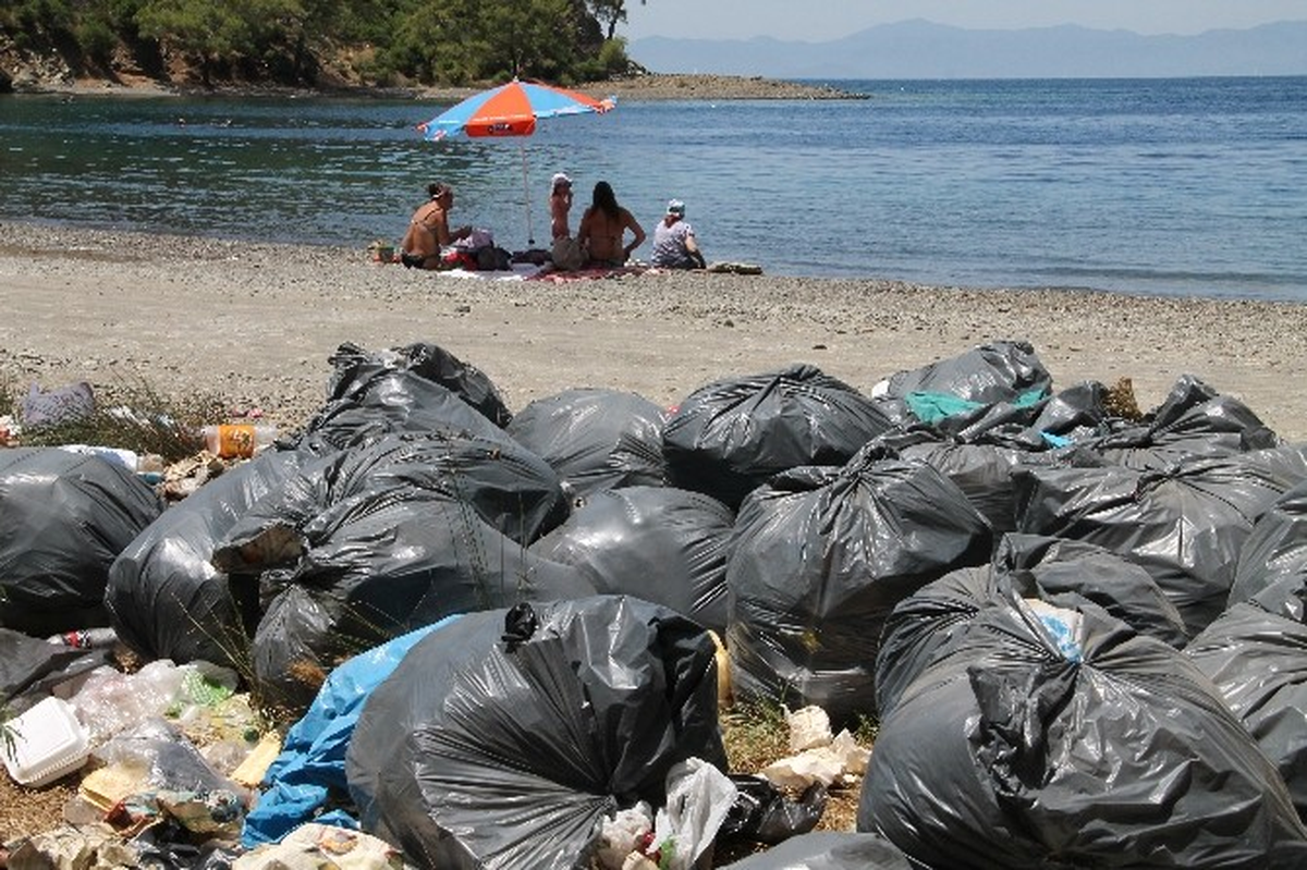Orman İşçileri 2 Kamyonet Çöp Topladı