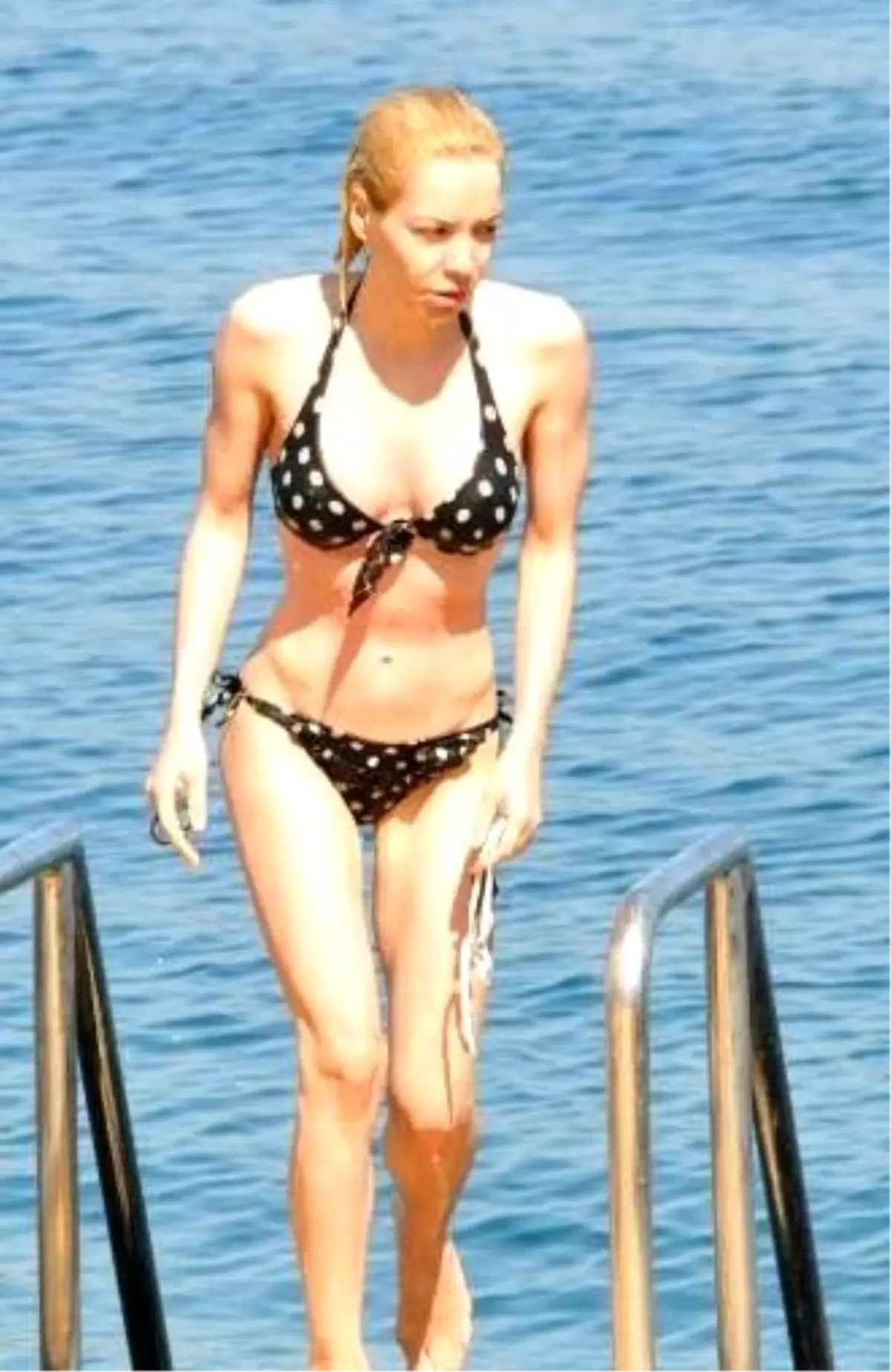 Öykü Serter\'in Aşırı Zayıf Hali Giydiği Bikini ile İyice Ortaya Çıktı