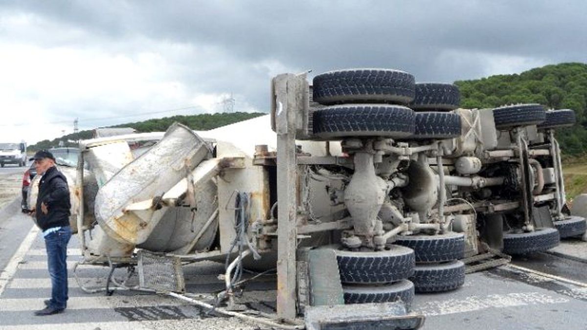 Devrilen Beton Mikseri Trafiği Birbirine Kattı