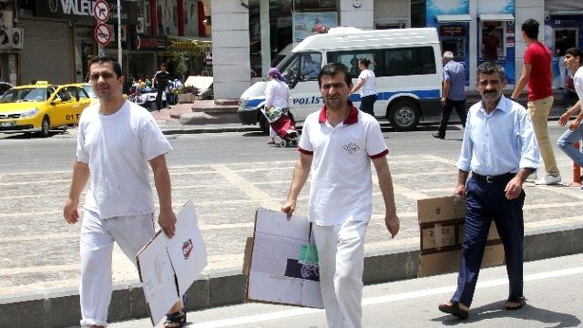 Adana\'da Seccadesini Alan Cuma Namazına Koştu