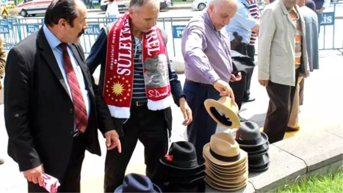 Demirel\'in Cenaze Töreninde \'Fötr Şapka\' Ticareti