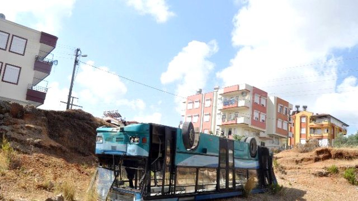 Park Halindeki Otobüs, Kamyonete Çarptıktan Sonra Şarampole Yuvarlandı