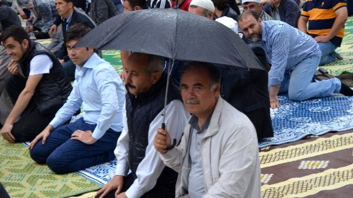 Ramazan Ayının İlk Cuma Namazı Yağmur Altında Kılındı