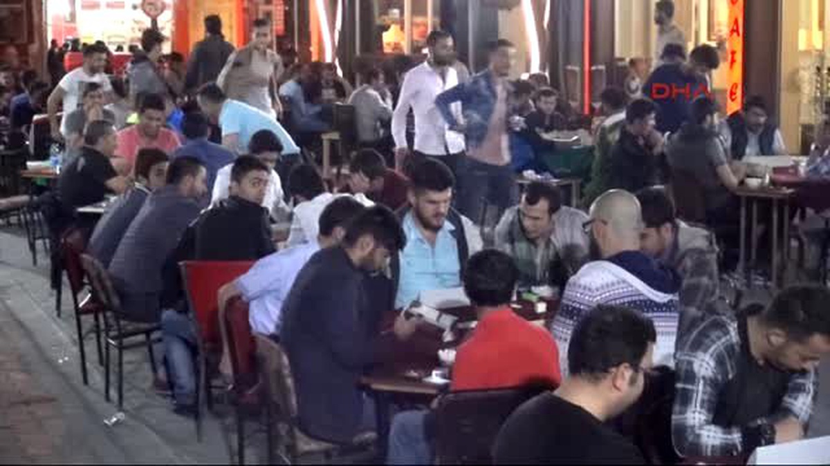 Ramazan\'da Kahvehaneler Sokağa Taştı