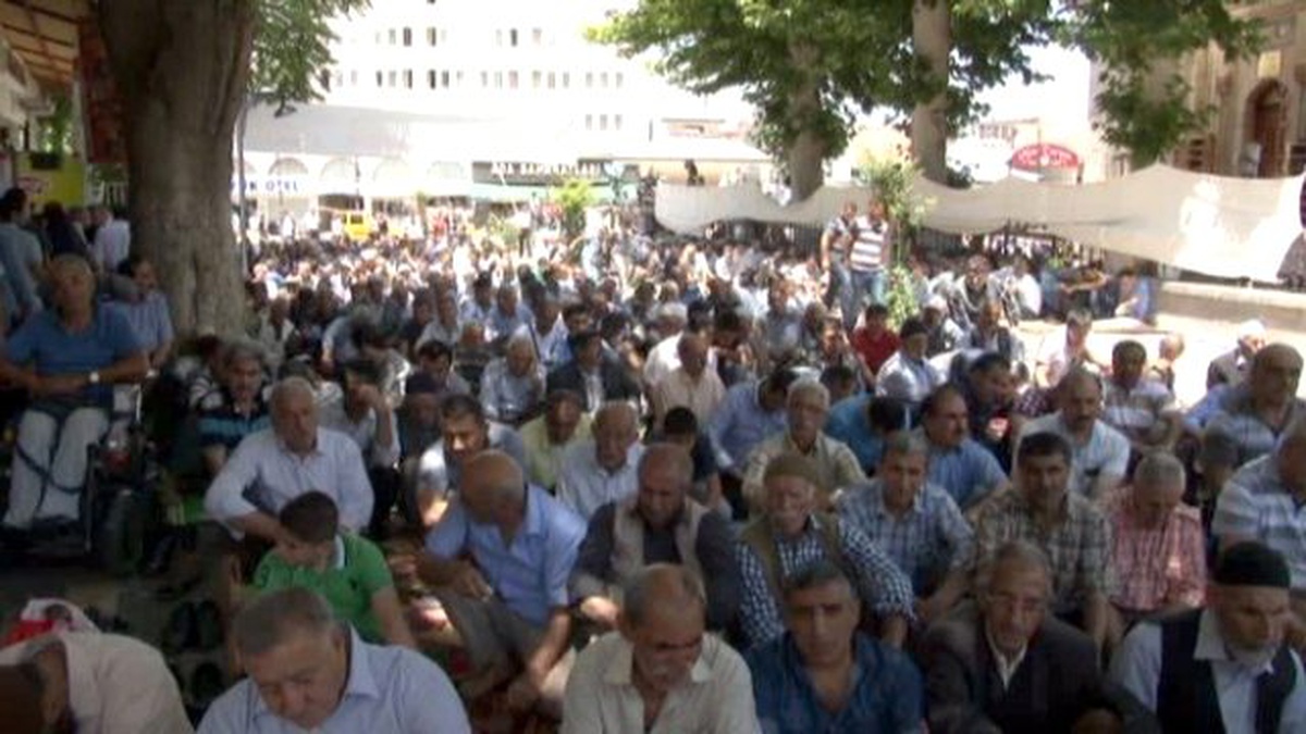 Ramazan\'ın İlk Cuma\'sında Camiler Doldu Taştı