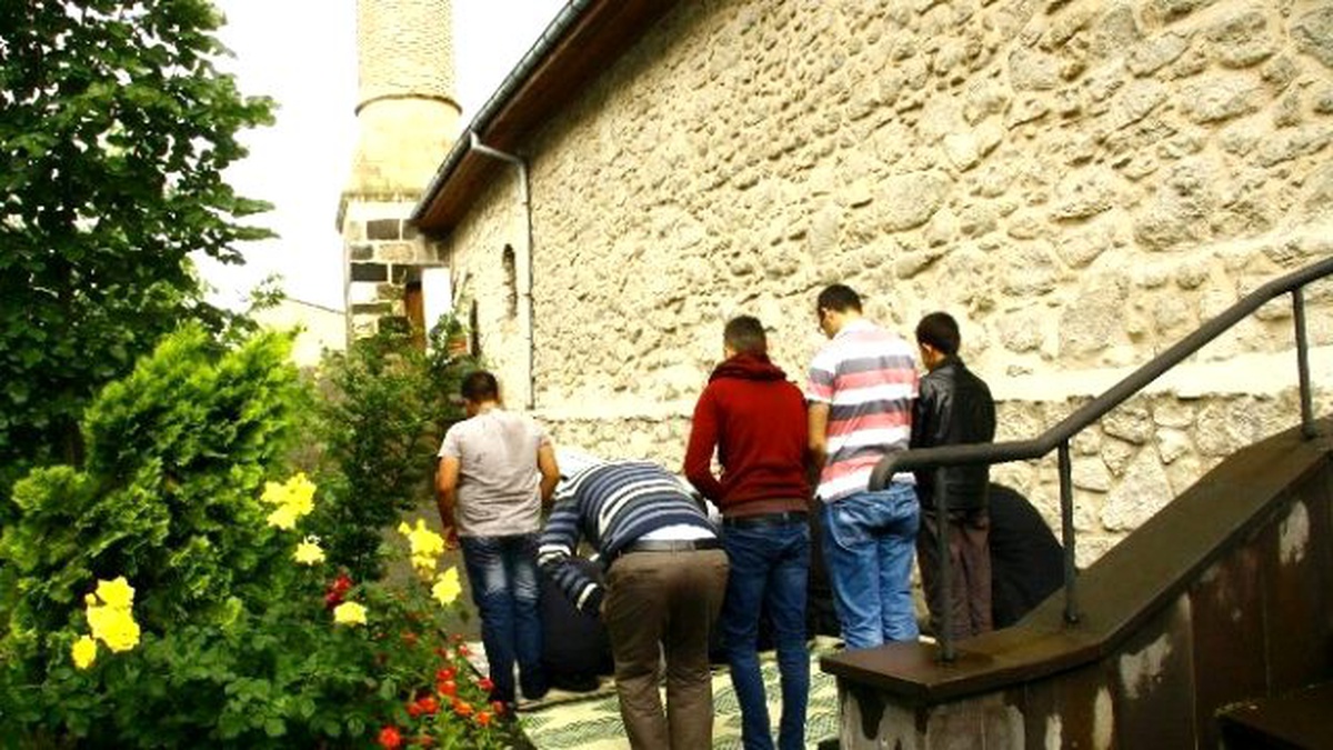 Ramazan\'ın İlk Cumasında Vatandaşlar Camilere Akın Etti