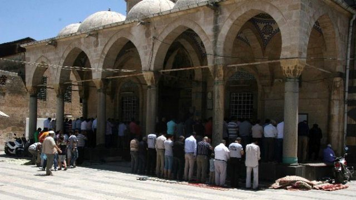 Ramazanın İlk Cuma Namazında, Cemaat Camilere Sığmadı