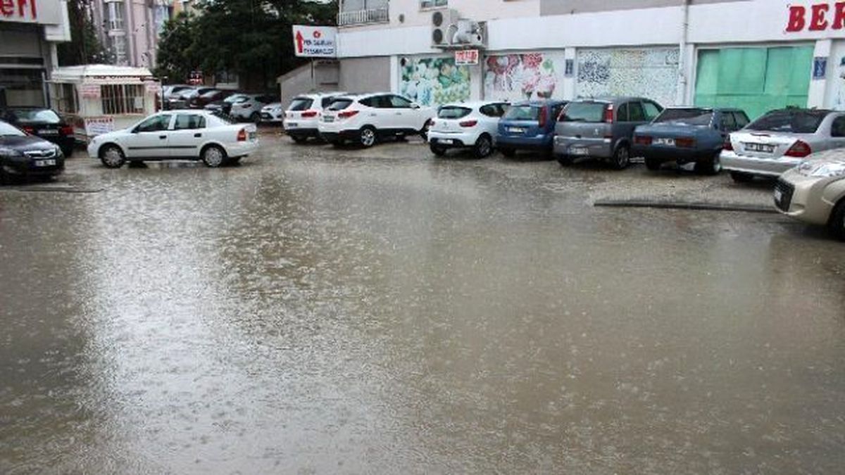 Sağanak Yağış Denizli\'de Etkili Oldu