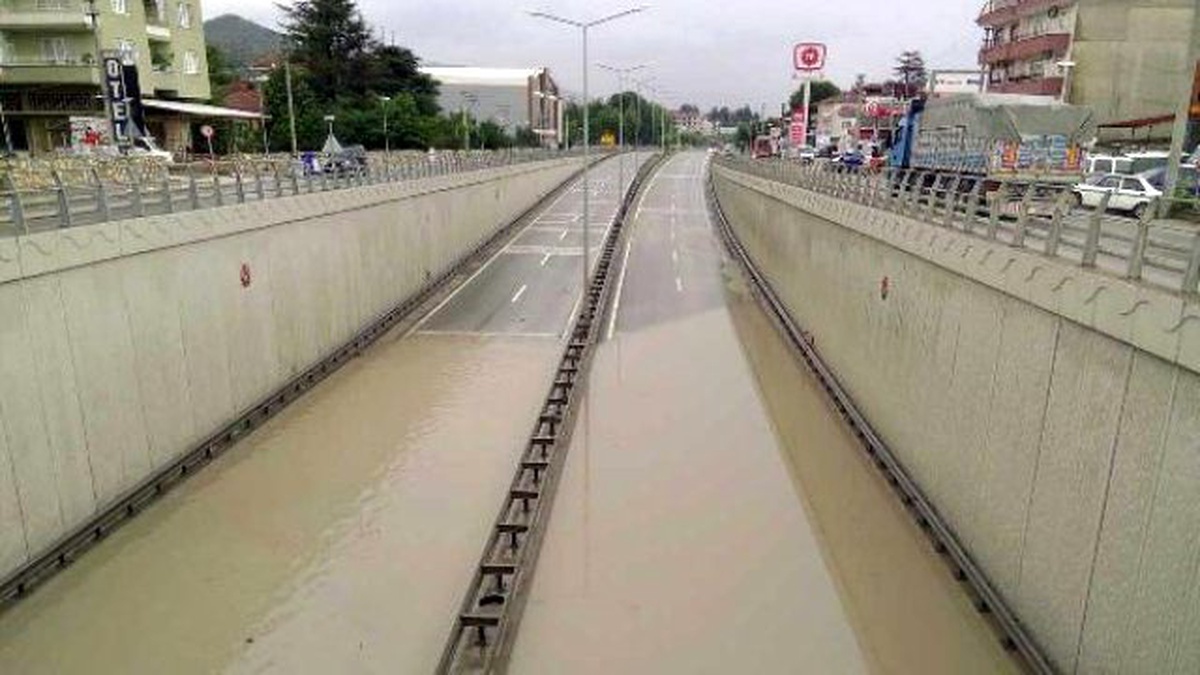 Sağanak Yağmurda Alt Geçit Suyla Doldu, Karayolunda Ulaşım Durdu
