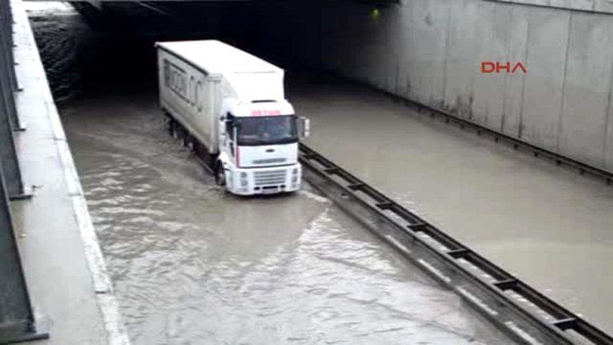 Sakarya - Sağanak Yağmurda Alt Geçit Suyla Doldu, Karayolunda Ulaşım Durdu