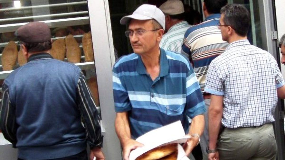 Sıcak Pide Kuyruğu Geleneği