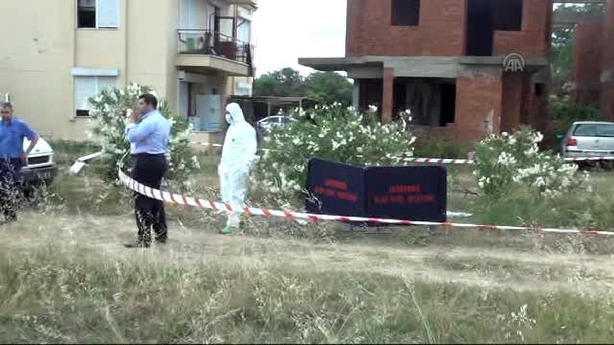 Sitenin Bahçesinde Erkek Cesedi Bulundu