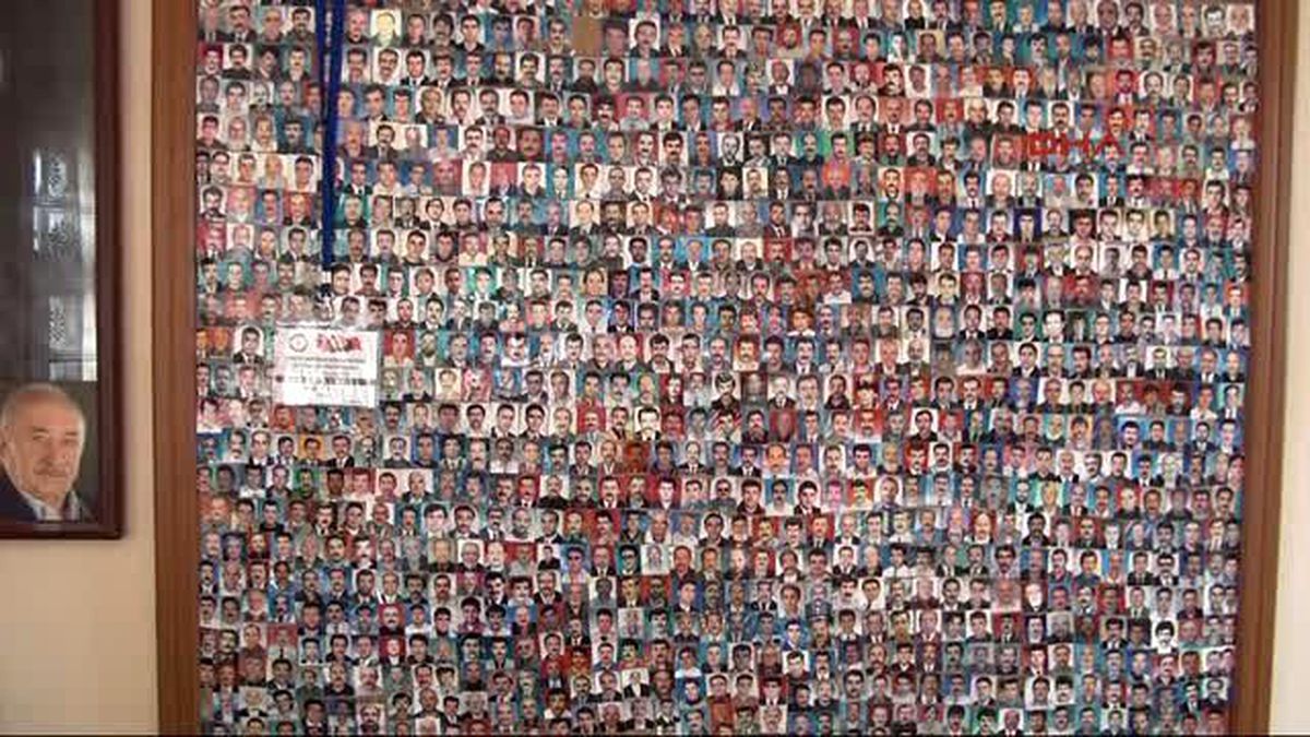 Muhtar, Mahalle Sakinlerinin Fotoğraflarını Çerçeveletti