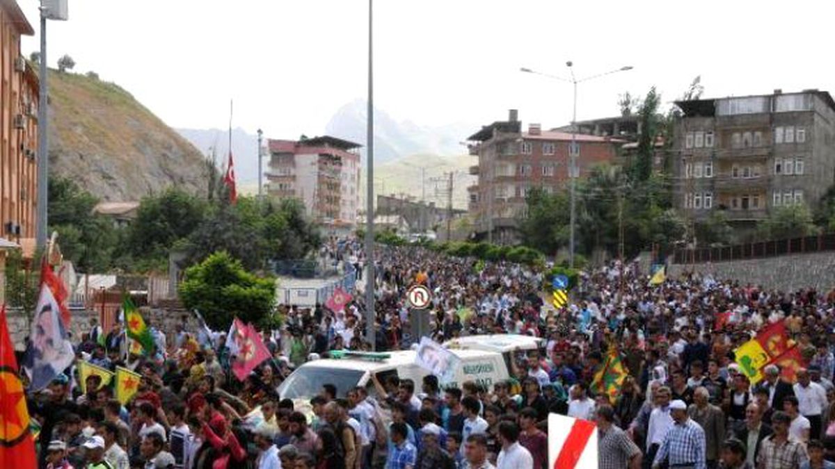 IŞİD\'le Çatışırken Ölen 2 YPG\'li Hakkari\'de Toprağa Verildi