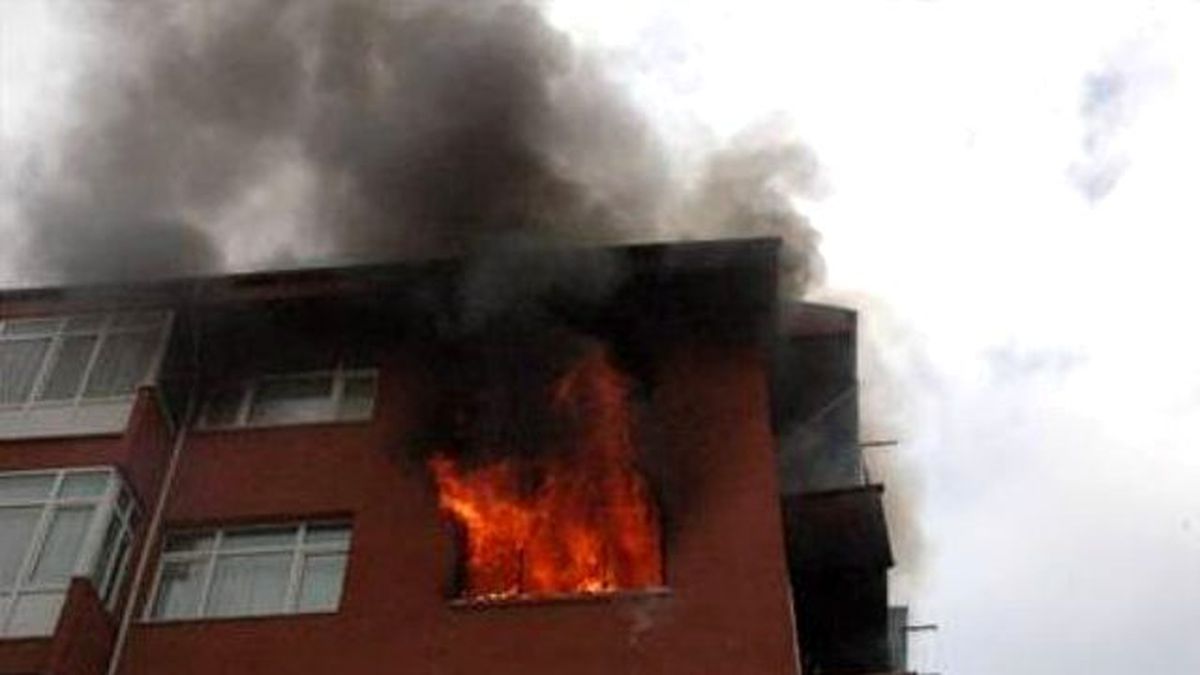 Tekirdağ\'da Üniversite Öğrencilerinin Kaldığı Apartmanda Yangın Çıktı