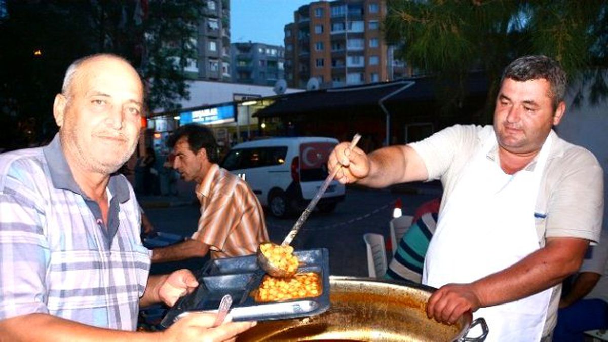 Torbalı\'da Sokak İftarına Yoğun İlgi