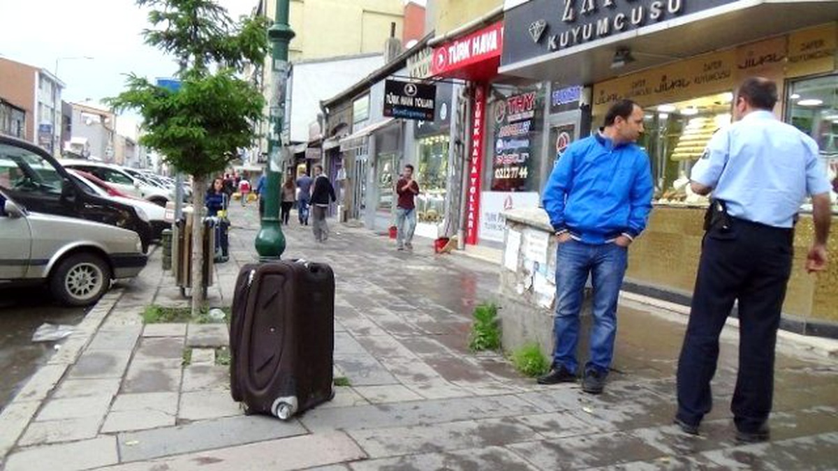 Üniversite Öğrencilerinin Unuttuğu Valiz Polisi Alarma Geçirdi