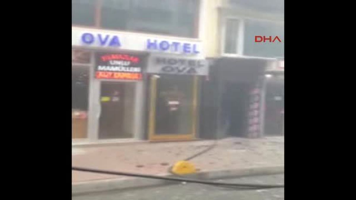 Aksaray\'da Yangında Mahsura Kalan 2 Kadını İtfaiye Kurtardı