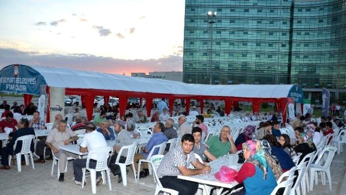 Yeşilyurt Belediyesi İftar Çadırı Kurdu