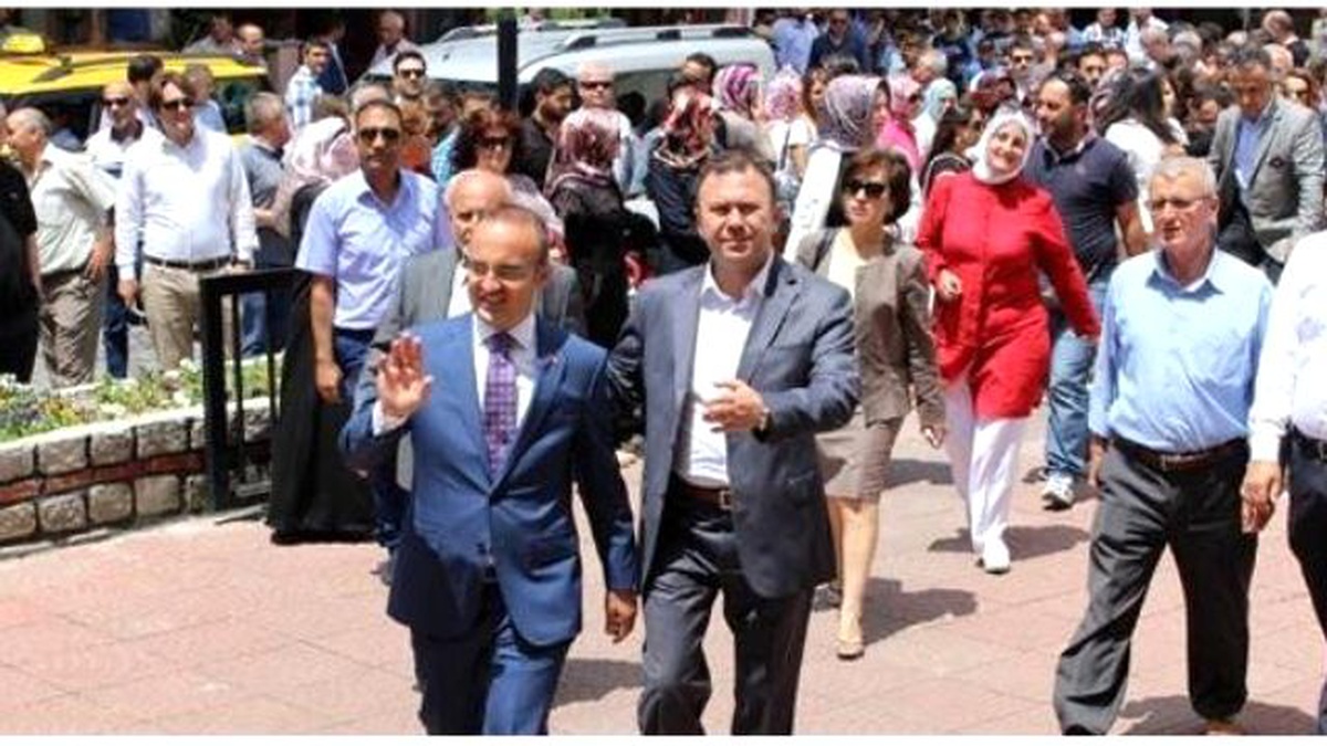 AK Parti\'li Turan, Belediye Başkanlarıyla İstanbul\'da Görüştü