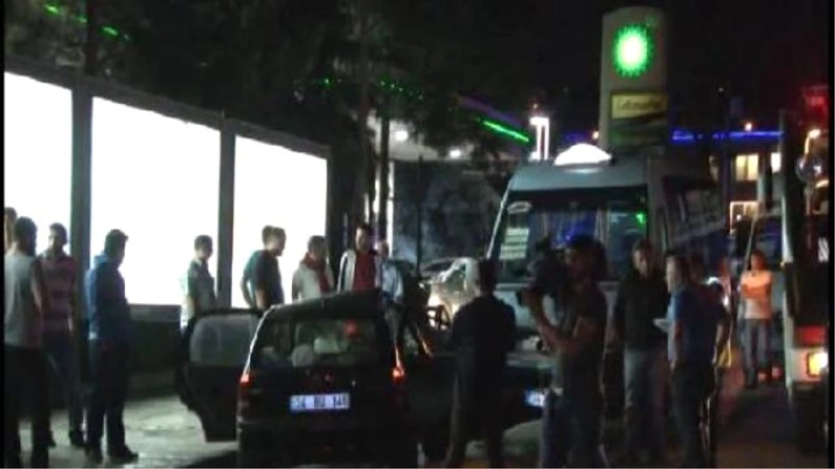 Üsküdar\'da Otomobille Minibüs Çarptı: 4 Yaralı