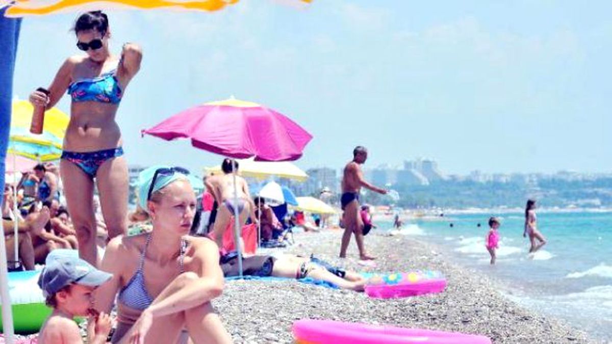 Antalya\'da Sahiller Doldu Taştı