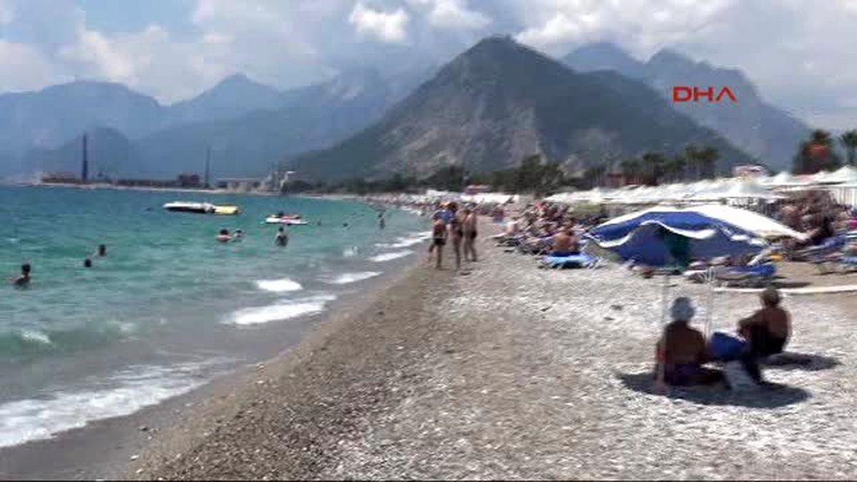 Antalya\'da Sahiller Doldu Taştı